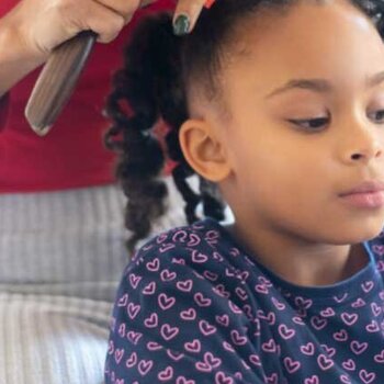Photo de Kampus Production: https://www.pexels.com/fr-fr/photo/femme-jeune-fille-visage-coiffure-6948104/